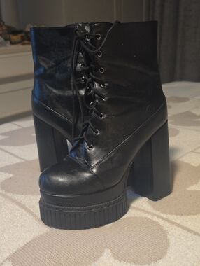 Moda Black Lace-Up Platform Ankle Boots with High Block Heel